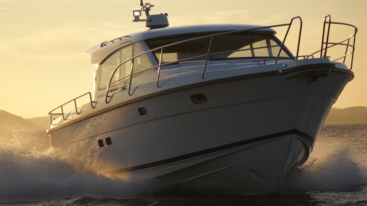 Sailboats vs. Powerboats: Which is Right for You?